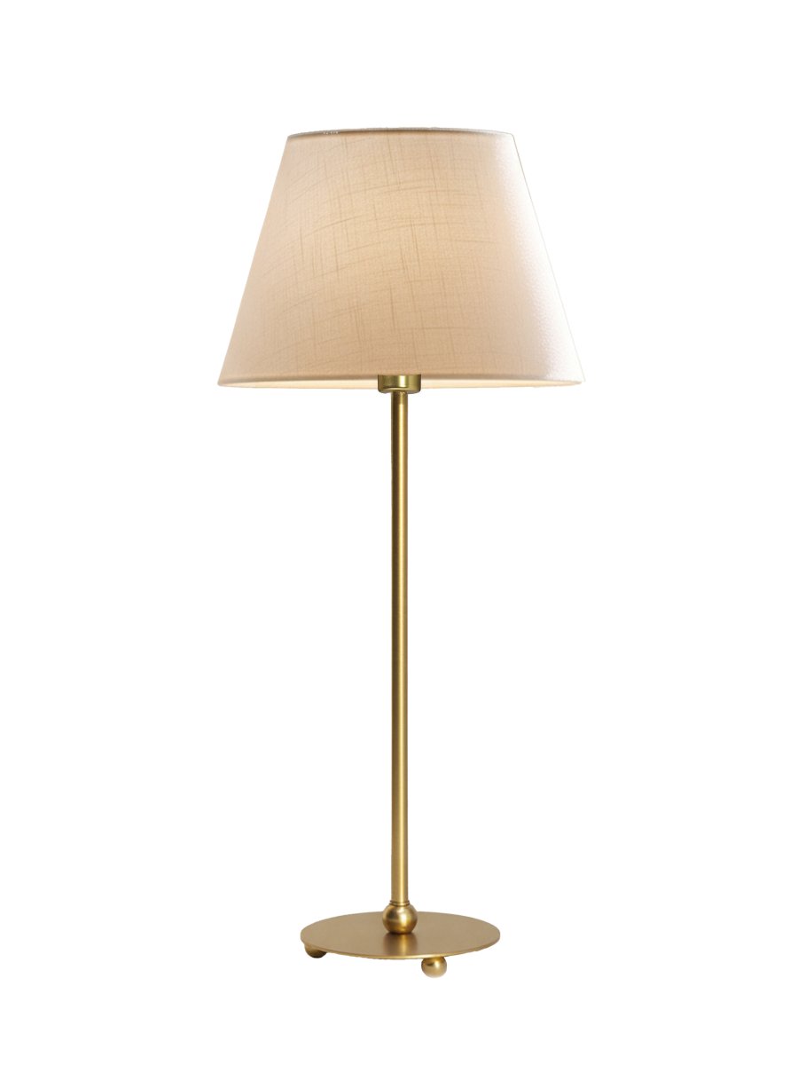 Julie 52cm Messing/wit tafellamp Van PR Home - De lamp heeft een prachtige messing voet in combinatie met een witte, ovale lampenkap in een klassieke vorm, wat een tijdloze en harmonieuze uitstraling geeft.