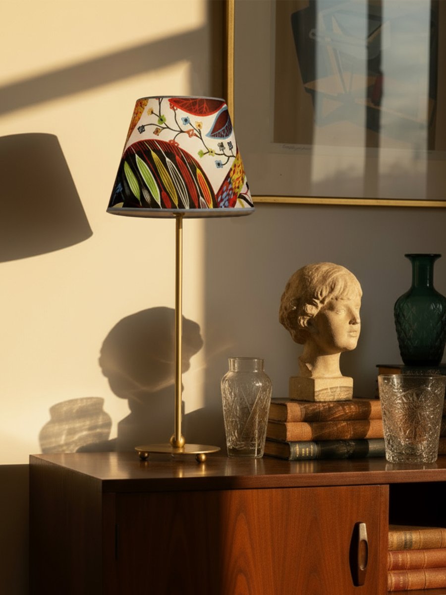 Julie 52cm Messing/veelkleurig tafellamp Van PR Home - De lamp heeft een prachtige messing voet in combinatie met een decoratieve, ovale lampenkap in een klassieke vorm, wat zorgt voor een tijdloze en harmonieuze uitstraling.