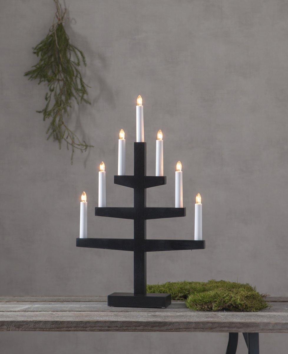 Trapp Zwart Van Star Trading - Zet de kandelaar bijvoorbeeld voor het raam om een gezellige Adventssfeer in huis te cre&euml;ren.