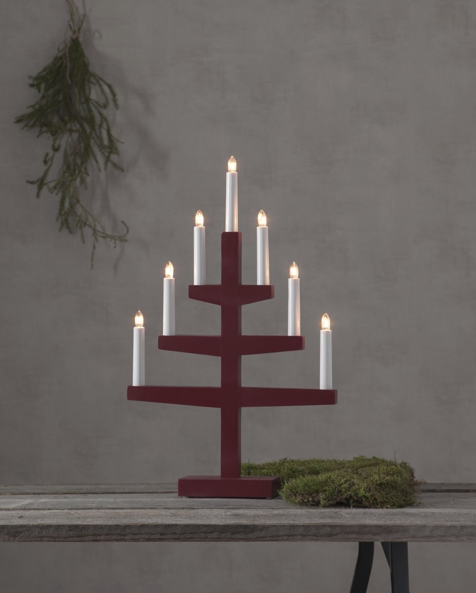 Trapp ROOD Van Star Trading - Zet de kandelaar bijvoorbeeld voor het raam om een gezellige Adventssfeer in huis te cre&euml;ren.