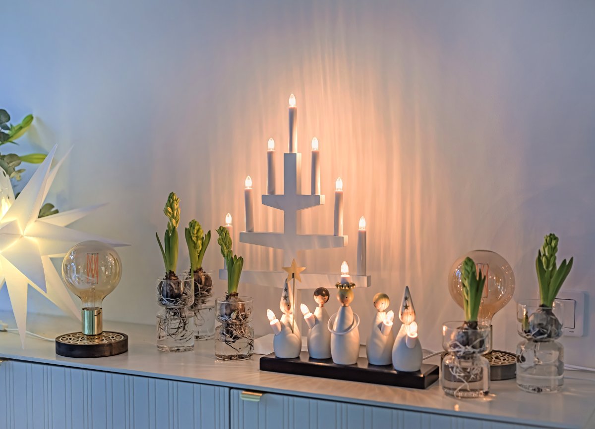 Trapp Wit Van Star Trading - Zet de kandelaar bijvoorbeeld voor het raam om een gezellige Adventssfeer in huis te cre&euml;ren.