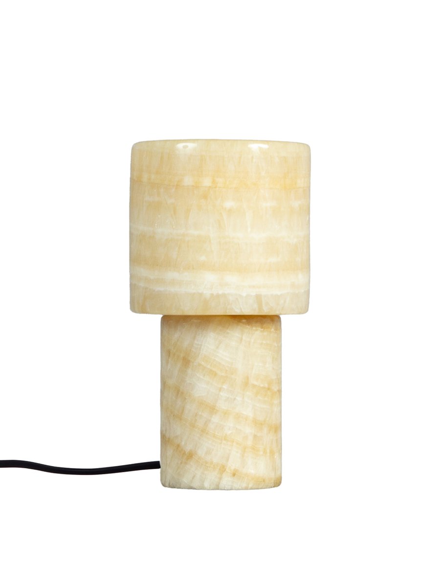 Lucie 16cm Natuur tafellamp Van PR Home - Deze marmeren tafellamp is een elegant en luxueus interieurdetail dat een warme en aangename gloed verspreidt wanneer hij brandt.