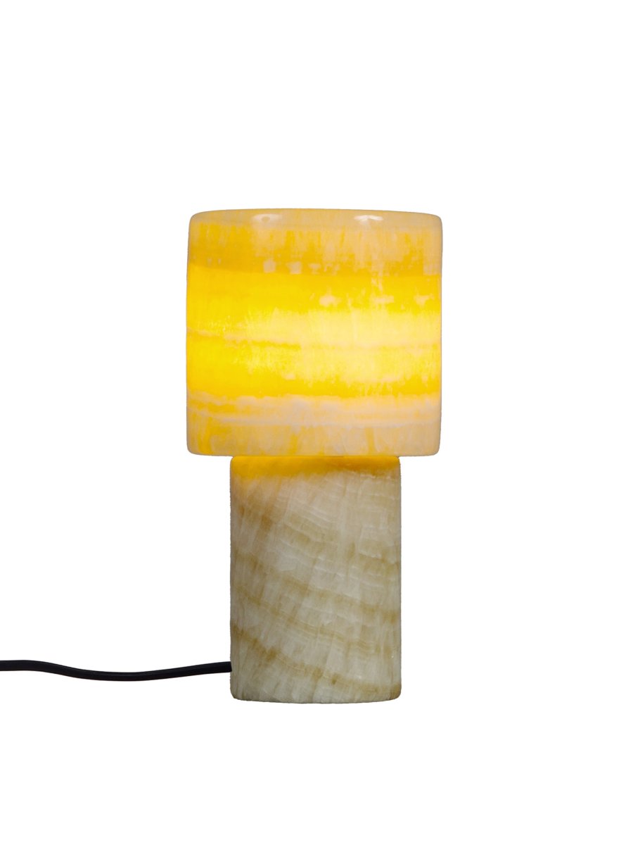 Lucie 16cm Natuur tafellamp Van PR Home - Deze marmeren tafellamp is een elegant en luxueus interieurdetail dat een warme en aangename gloed verspreidt wanneer hij brandt.