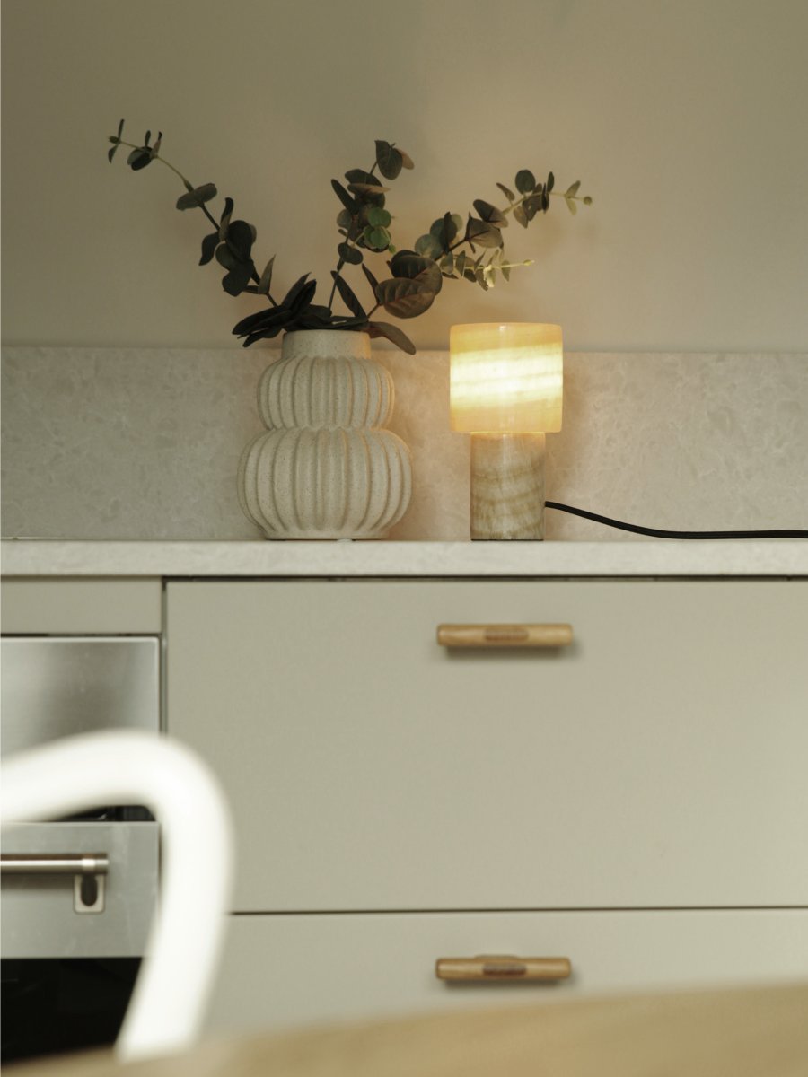 Lucie 16cm Natuur tafellamp Van PR Home - Deze marmeren tafellamp is een elegant en luxueus interieurdetail dat een warme en aangename gloed verspreidt wanneer hij brandt.