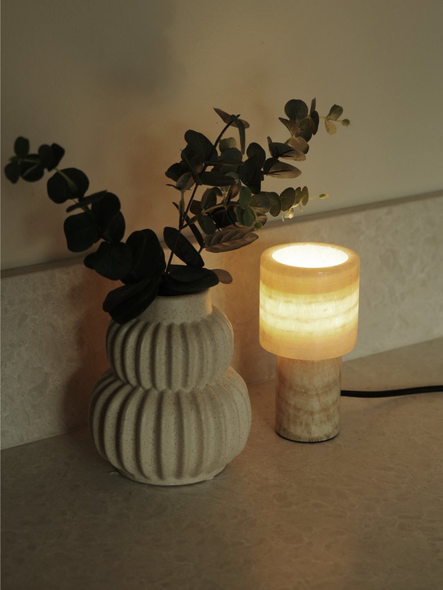 Lucie 16cm Natuur tafellamp Van PR Home - Deze marmeren tafellamp is een elegant en luxueus interieurdetail dat een warme en aangename gloed verspreidt wanneer hij brandt.