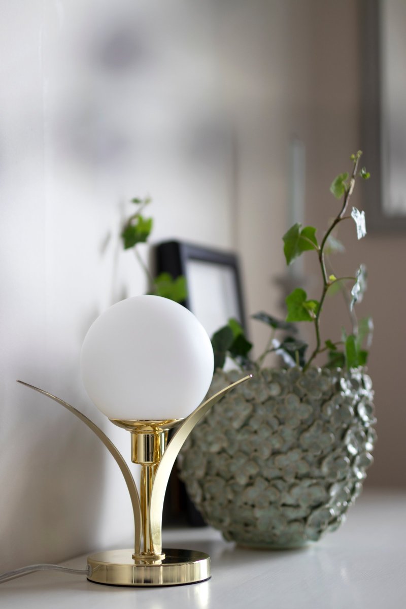 Savoy 26cm Messing tafellamp Van Globen Lighting - Tafellamp met drie prachtige, met messing beklede, buigzame bladeren die in het midden een opaalkleurig rond glas vasthouden.