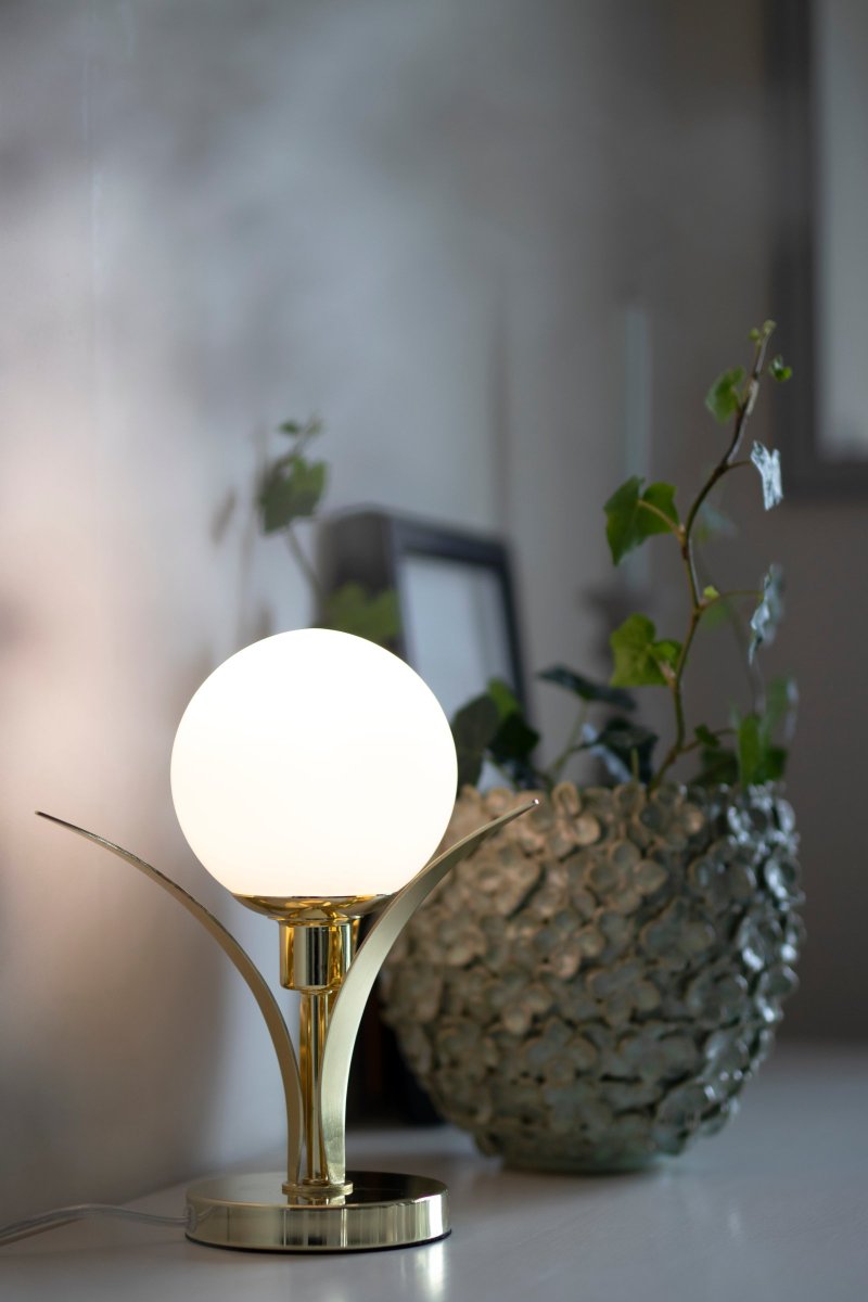 Savoy 26cm Messing tafellamp Van Globen Lighting - Tafellamp met drie prachtige, met messing beklede, buigzame bladeren die in het midden een opaalkleurig rond glas vasthouden.