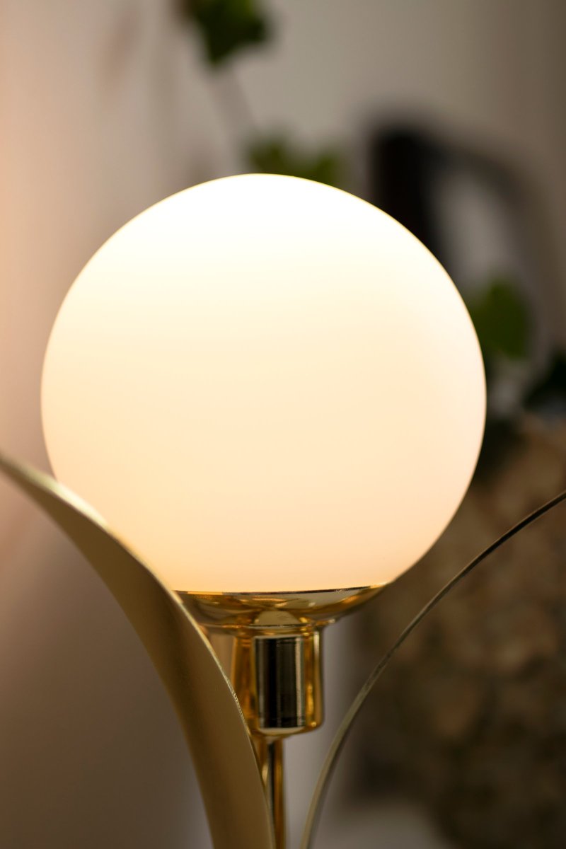 Savoy 26cm Messing tafellamp Van Globen Lighting - Tafellamp met drie prachtige, met messing beklede, buigzame bladeren die in het midden een opaalkleurig rond glas vasthouden.
