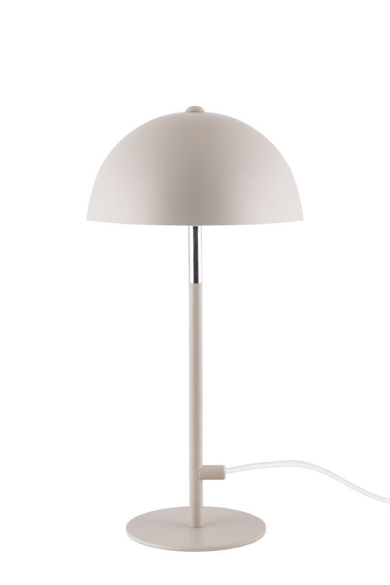 Icon 36cm Lichtbruin tafellamp Van Globen Lighting - Tafellamp met matte metalen kap in een licht lattebruine kleur met chromen details.