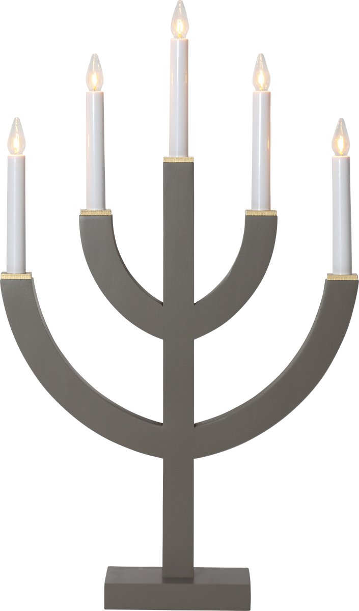 Anno Wrat Van Star Trading - De kandelaar is modern en traditioneel tegelijk en past perfect in een raam of op tafel.