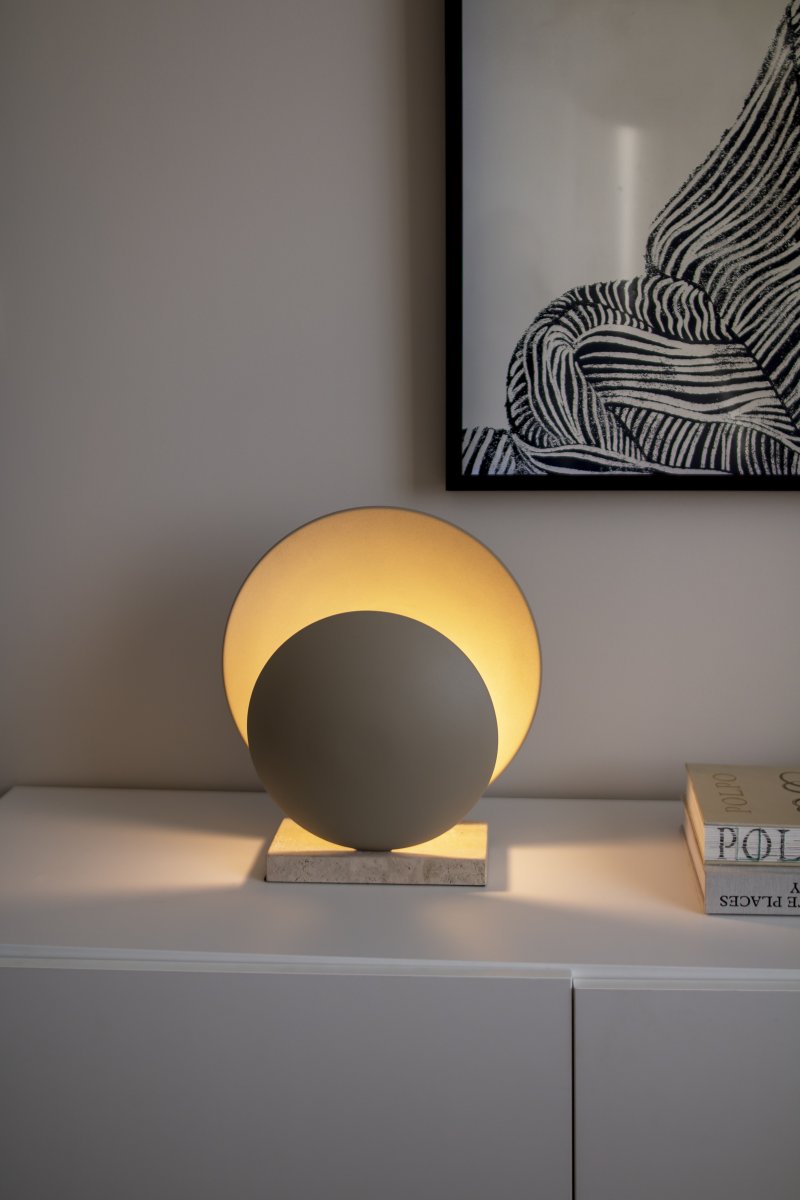 Orbit 32cm Beige tafellamp Van Globen Lighting - De metalen kappen zijn gecombineerd met een travertijnstenen voet voor een esthetisch aantrekkelijke uitstraling.