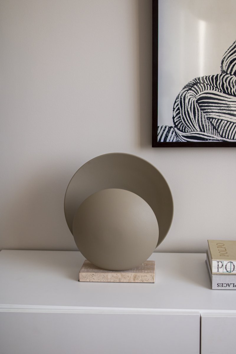 Orbit 32cm Beige tafellamp Van Globen Lighting - De metalen kappen zijn gecombineerd met een travertijnstenen voet voor een esthetisch aantrekkelijke uitstraling.