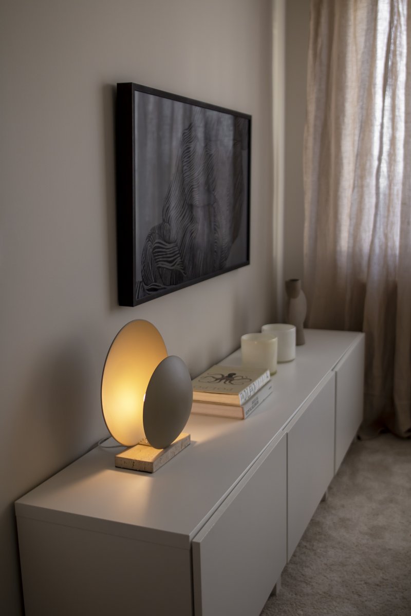 Orbit 32cm Beige tafellamp Van Globen Lighting - De metalen kappen zijn gecombineerd met een travertijnstenen voet voor een esthetisch aantrekkelijke uitstraling.
