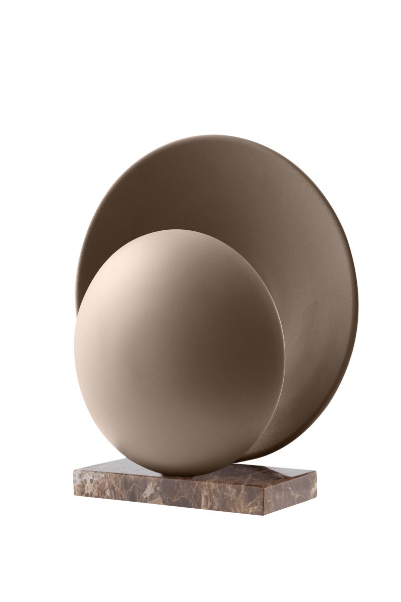 Orbit 32cm Bruin tafellamp Van Globen Lighting - De koffiebruine metalen kappen zijn gecombineerd met een marmeren voet, wat de lamp een esthetisch aantrekkelijke uitstraling geeft.