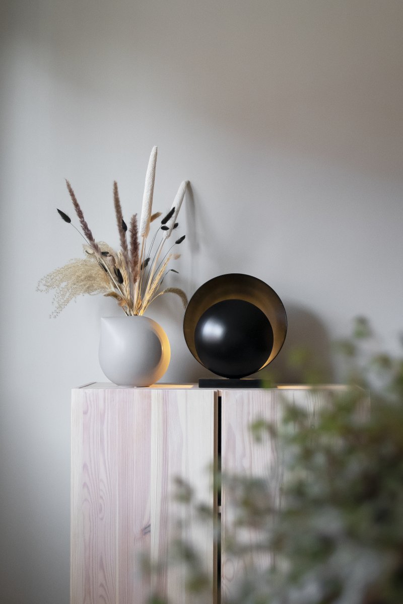 Orbit 32cm Zwart tafellamp Van Globen Lighting - De metalen kappen zijn gecombineerd met een marmeren voet voor een esthetisch aantrekkelijke uitstraling.