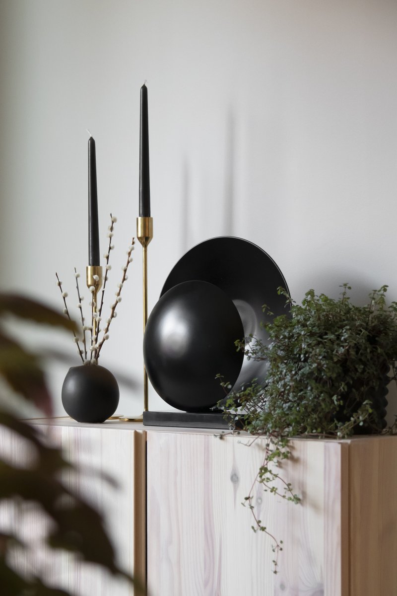 Orbit 32cm Zwart tafellamp Van Globen Lighting - De metalen kappen zijn gecombineerd met een marmeren voet voor een esthetisch aantrekkelijke uitstraling.