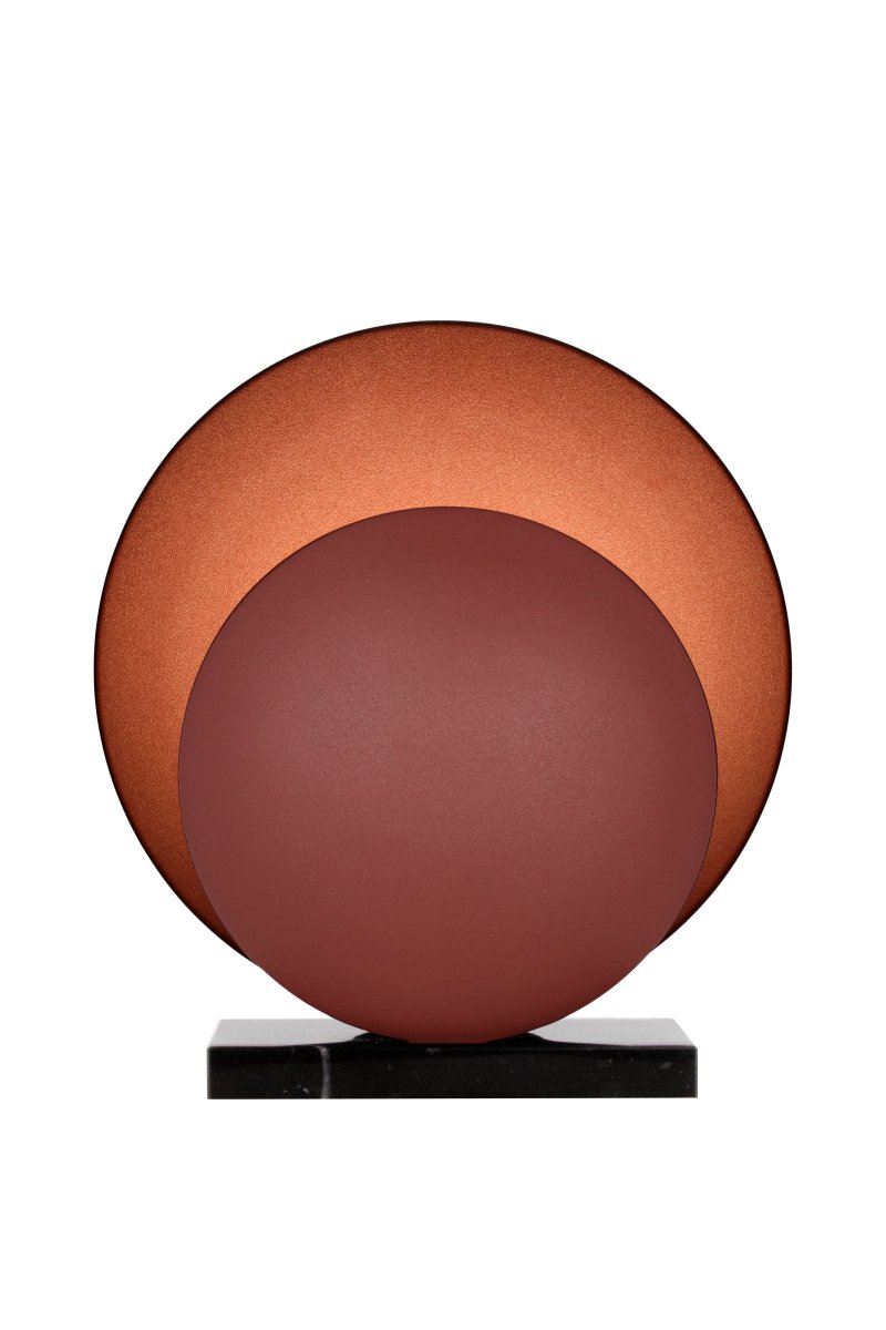 Orbit 32cm Kastanjebruin tafellamp Van Globen Lighting - De metalen kappen hebben een interessante structuur dankzij een matte gepoedercoate rood/bruine kleur (kastanjebruin) die wordt gecombineerd met een luxueuze voet van zwart massief marmer, wat het geheel een elegante uitstraling geeft.