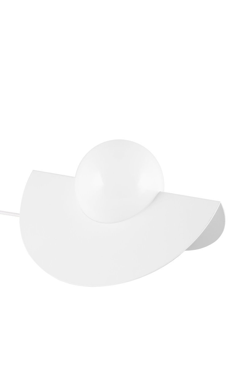 Roccia 17cm Wit tafellamp Van Globen Lighting - De glanzende, witte glazen kap rust op een matwitte metalen standaard, wat samen een moderne uitstraling cre&euml;ert.