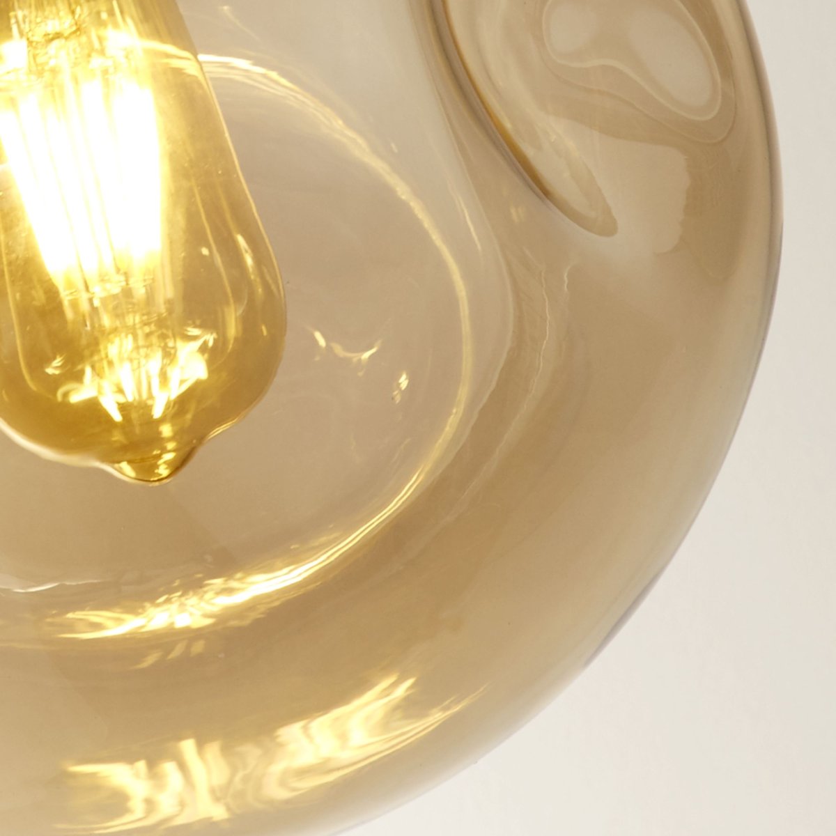 Punch Ø25 Champagne hanglamp Van Searchlight - Punch is een stijlvolle plafondlamp met een champagnekleurige glazen kap die een warme sfeer in de kamer creëert.