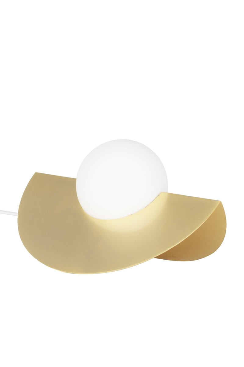 Roccia 17cm Geborsteld messing tafellamp Van Globen Lighting - De kap van matwit glas rust op een metalen standaard die is gegalvaniseerd in antiek messing, wat samen een moderne en klassieke uitstraling creëert.