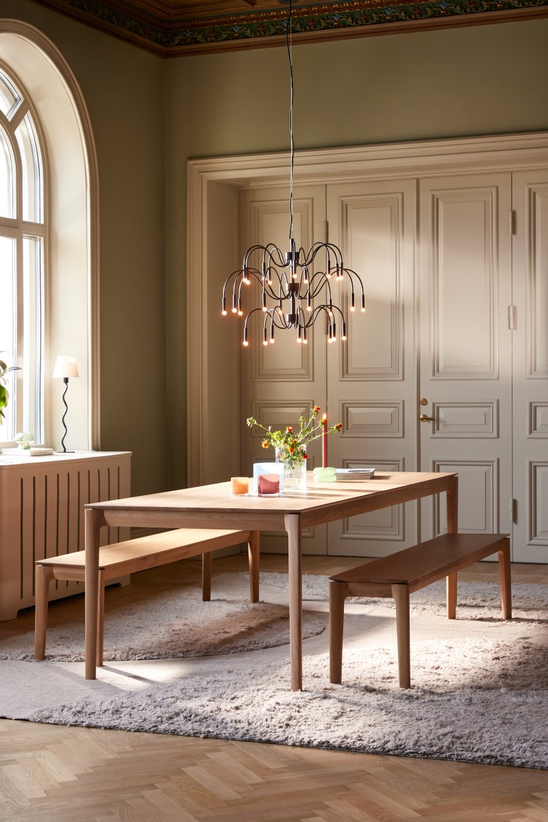 Ben Ø70 Zwart hanglamp Van Globen Lighting - Ben is een eigentijdse interpretatie van een klassieke kroonluchter, die met zijn 27 prachtig golvende armen het middelpunt van de kamer vormt.