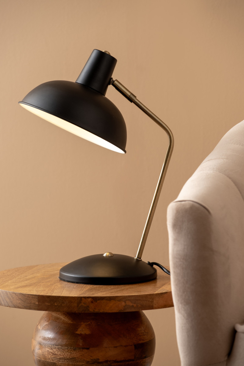 Hood 38cm Zwart bureaulamp Van Leitmotiv - De lamp past perfect op een bureau of nachtkastje en is zowel een praktische lichtbron als een stijlvol interieurdetail.
