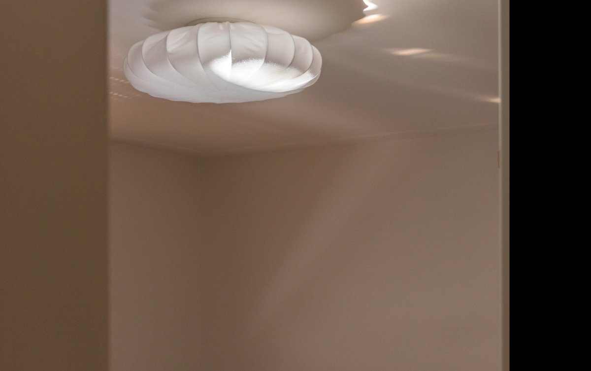 Franza Ø42 Wit plafondlamp Van PR Home - Franza is een elegante en stijlvolle plafondlamp van prachtig katoen, die de kamer een zachte en gezellige sfeer geeft.
