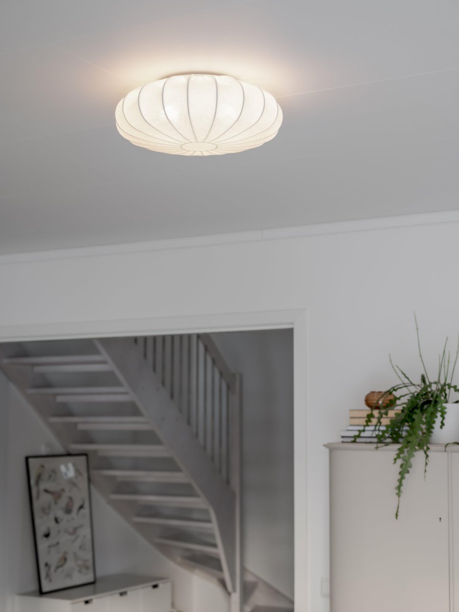 Franza Ø42 Wit plafondlamp Van PR Home - Franza is een elegante en stijlvolle plafondlamp van prachtig katoen, die de kamer een zachte en gezellige sfeer geeft.
