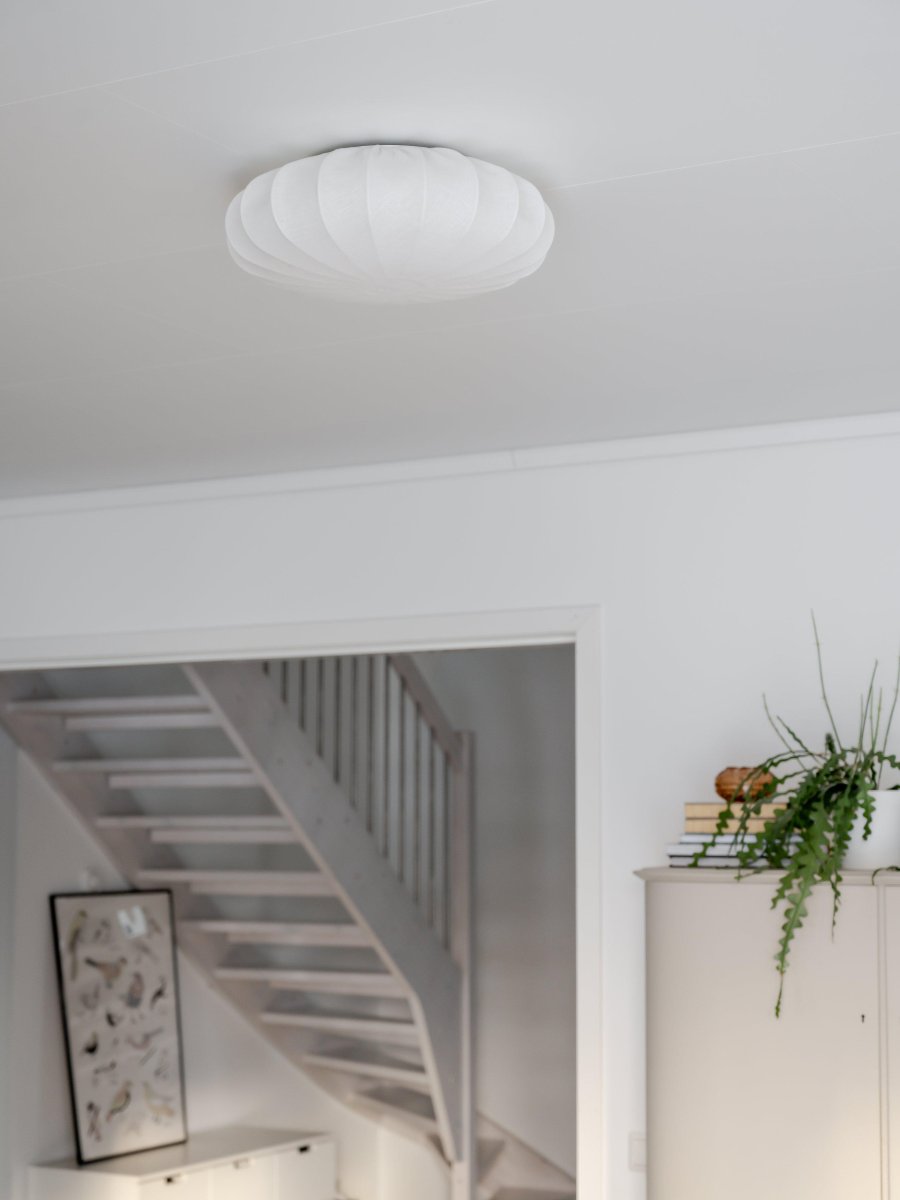 Franza Ø42 Wit plafondlamp Van PR Home - Franza is een elegante en stijlvolle plafondlamp van prachtig katoen, die de kamer een zachte en gezellige sfeer geeft.