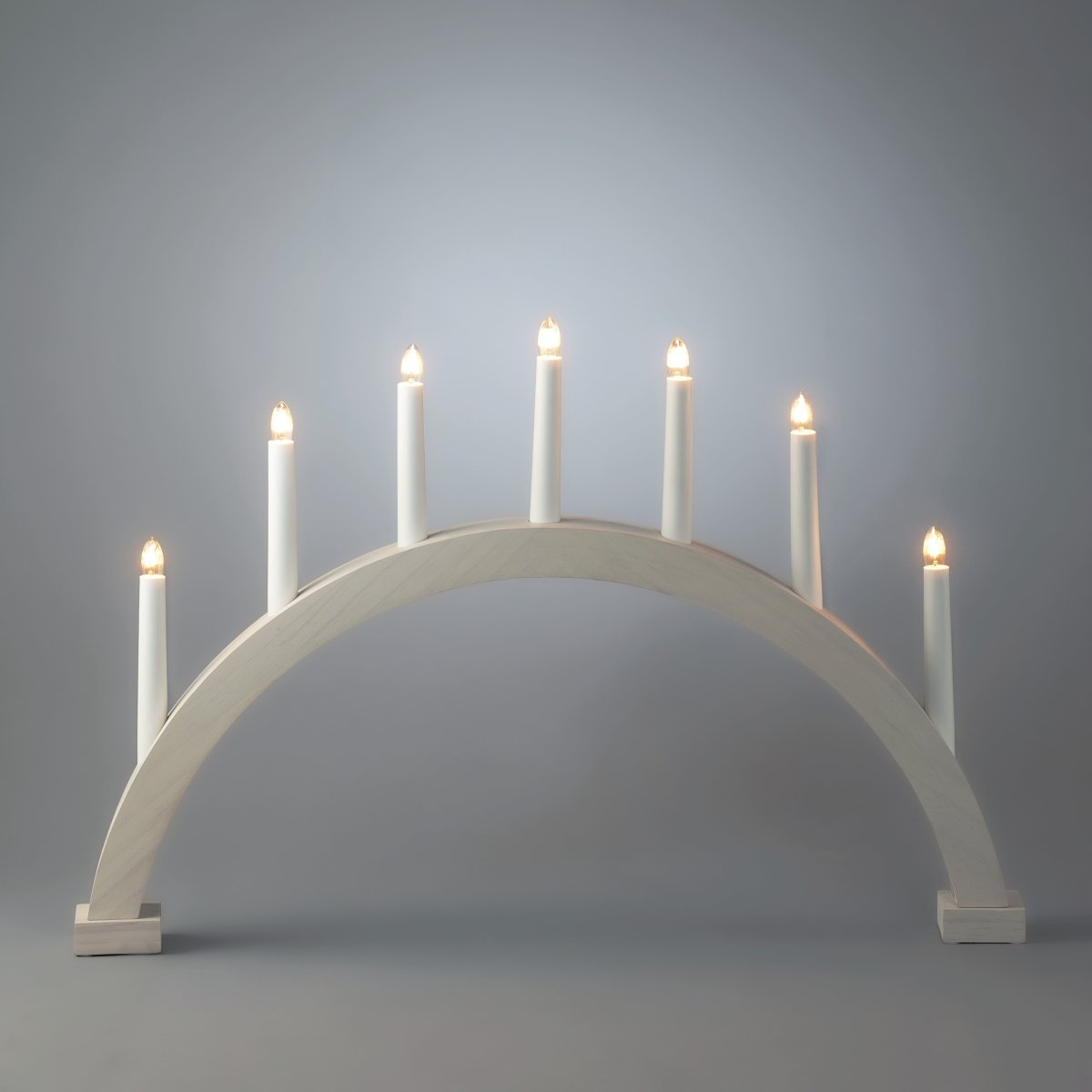 Arch 7 Lights Wit Van Konstsmide - Wordt geleverd met een snoer van 1,7 m, een aan/uit-schakelaar en een stekker.