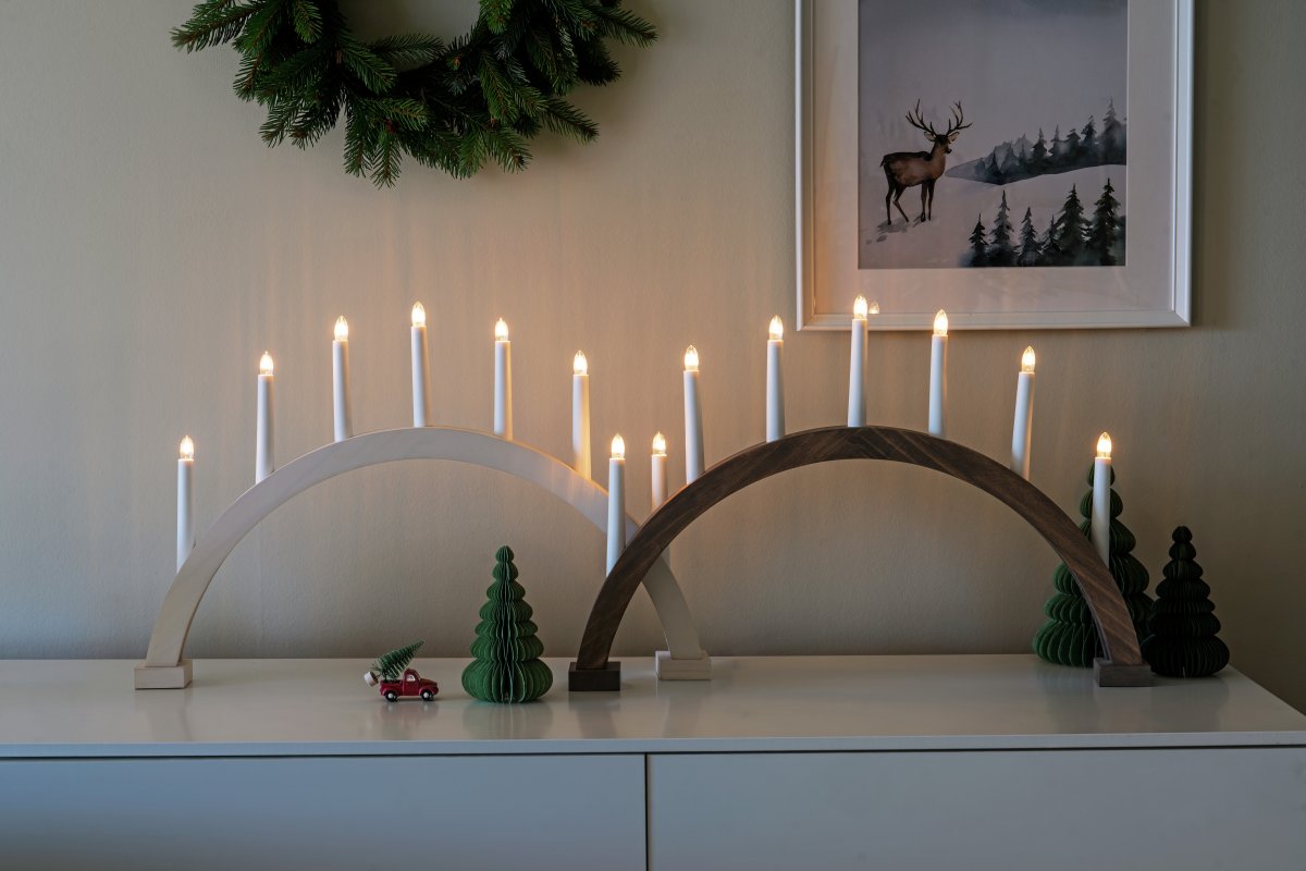 Arch 7 Lights Wit Van Konstsmide - Wordt geleverd met een snoer van 1,7 m, een aan/uit-schakelaar en een stekker.