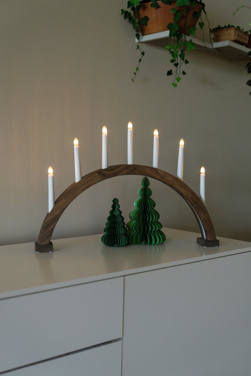 Arch 7 Lights Bruin Van Konstsmide - Wordt geleverd met een snoer van 1,7 meter, een aan/uit-schakelaar en een stekker.