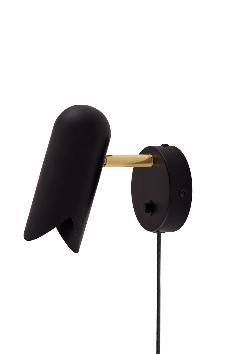 Savoy 15cm Zwart leeslamp Van Globen Lighting - De grafisch vormgegeven kap geeft de lamp een moderne uitstraling en verspreidt het licht op een aangename manier, perfect naast het bed, in de hoek van de kamer of als accentverlichting.