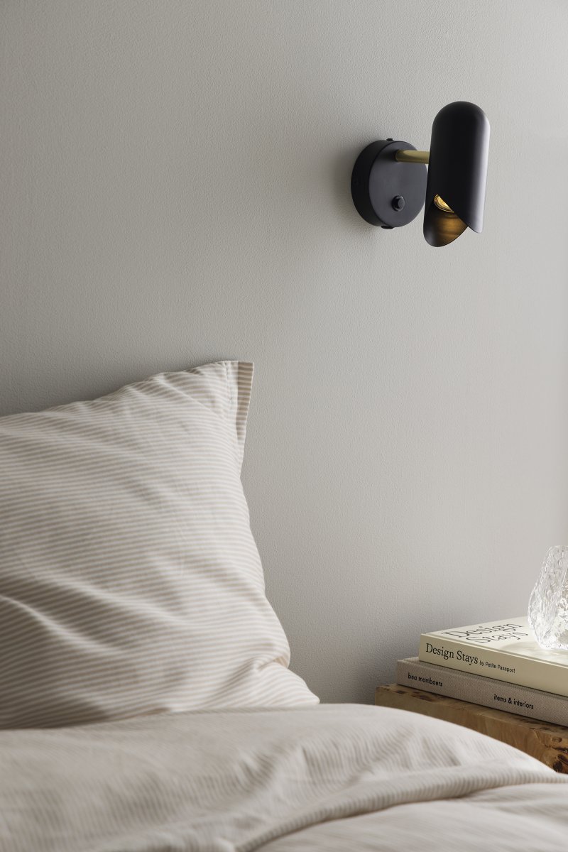 Savoy 15cm Zwart leeslamp Van Globen Lighting - De grafisch vormgegeven kap geeft de lamp een moderne uitstraling en verspreidt het licht op een aangename manier, perfect naast het bed, in de hoek van de kamer of als accentverlichting.