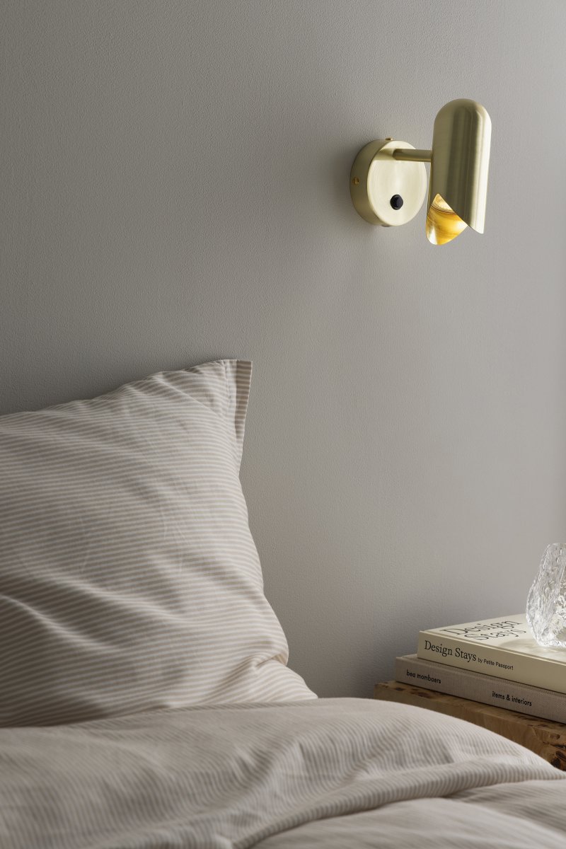 Savoy 15cm Messing leeslamp Van Globen Lighting - De grafisch vormgegeven kap geeft de lamp een moderne uitstraling en verspreidt het licht op een aangename manier, perfect naast het bed, in de hoek van de kamer of als accentverlichting.