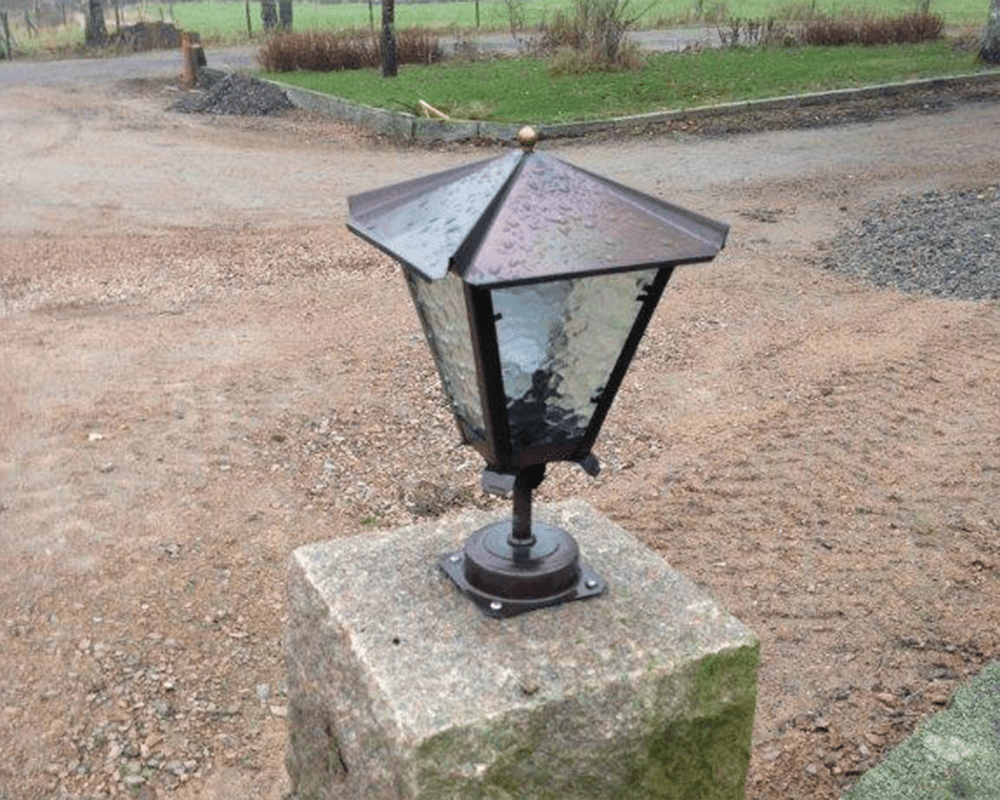 Gustav 36cm Zwart Van Westal - U kunt kiezen uit een naar boven of naar beneden gerichte lantaarn met een gelakte en roestbestendige afwerking of in prachtig geoxideerd koper.