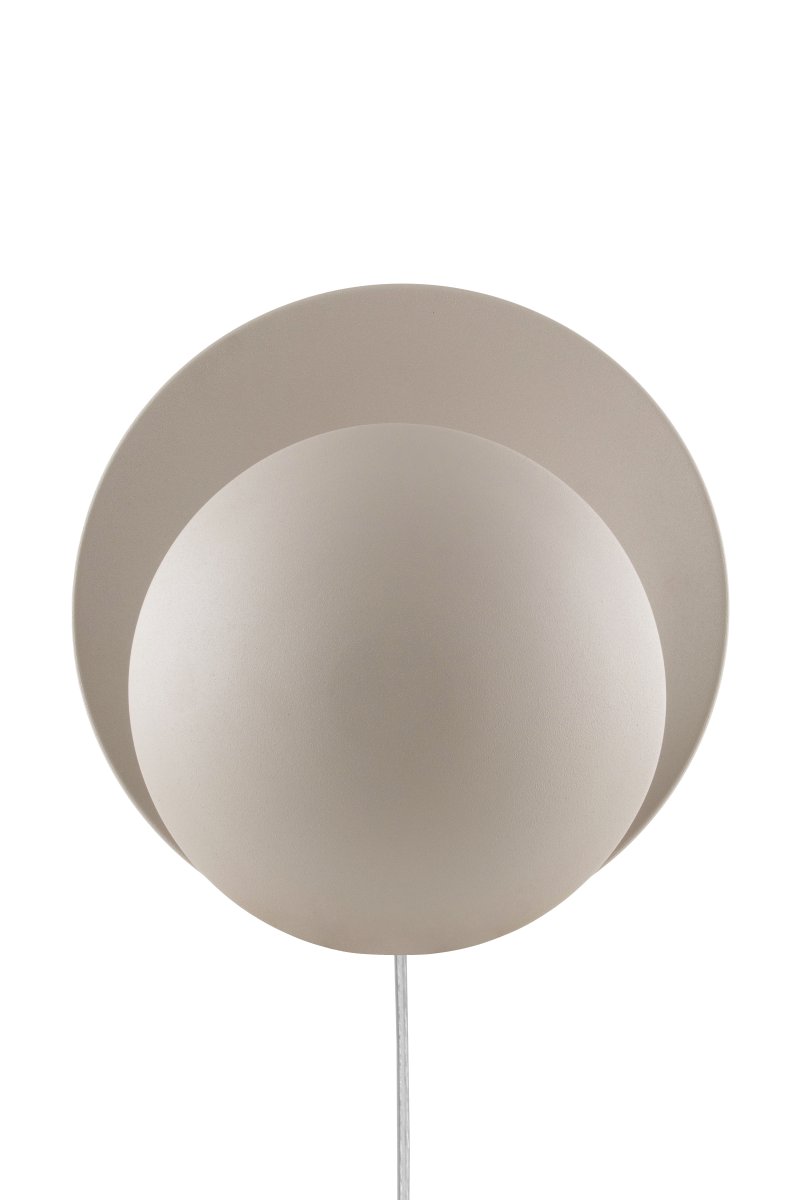Orbit Ø30 Beige wandlamp Van Globen Lighting - Orbit is gemaakt van metaal en cre&euml;ert een zacht licht dankzij de lichtbron die tussen de kappen verborgen zit.