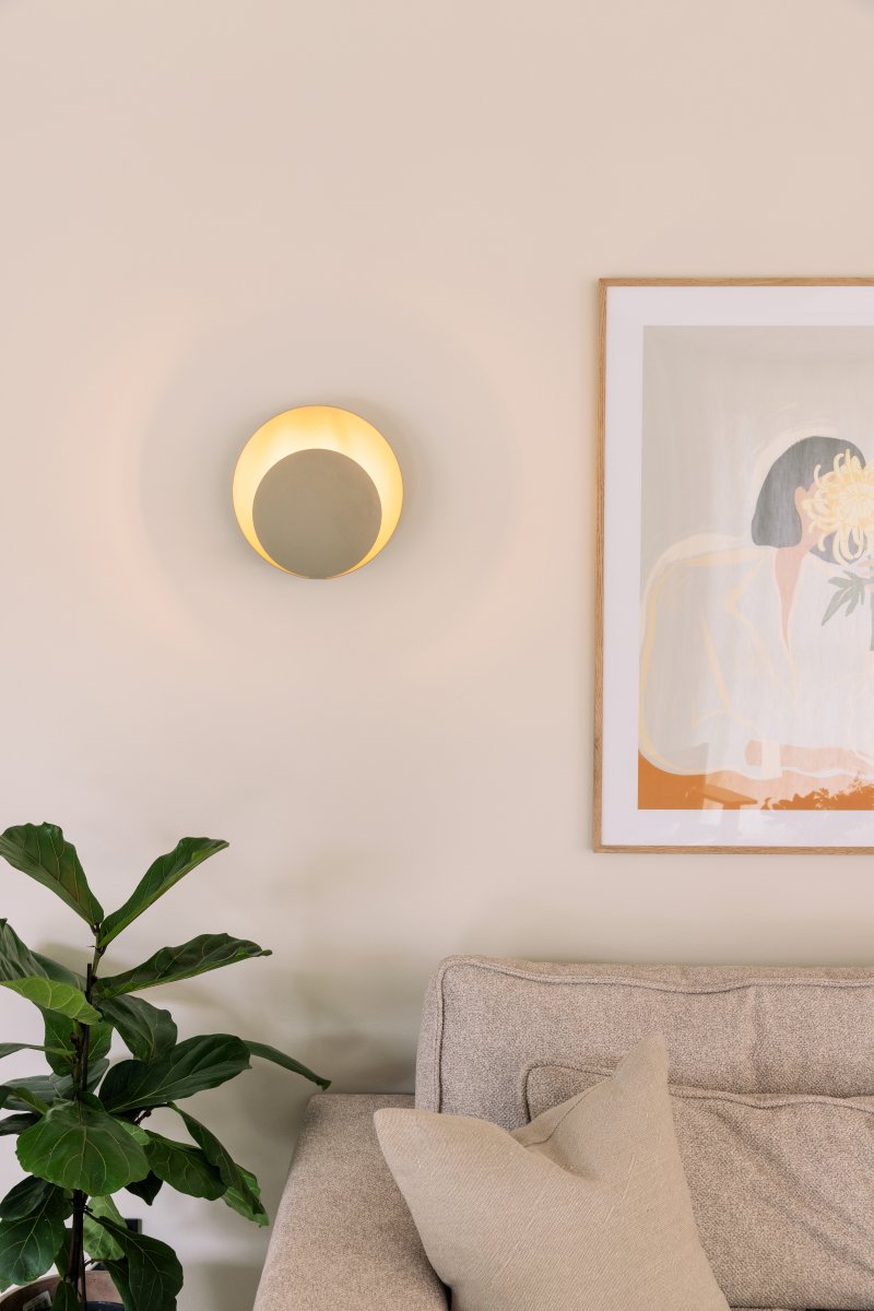 Orbit Ø30 Beige wandlamp Van Globen Lighting - Orbit is gemaakt van metaal en cre&euml;ert een zacht licht dankzij de lichtbron die tussen de kappen verborgen zit.