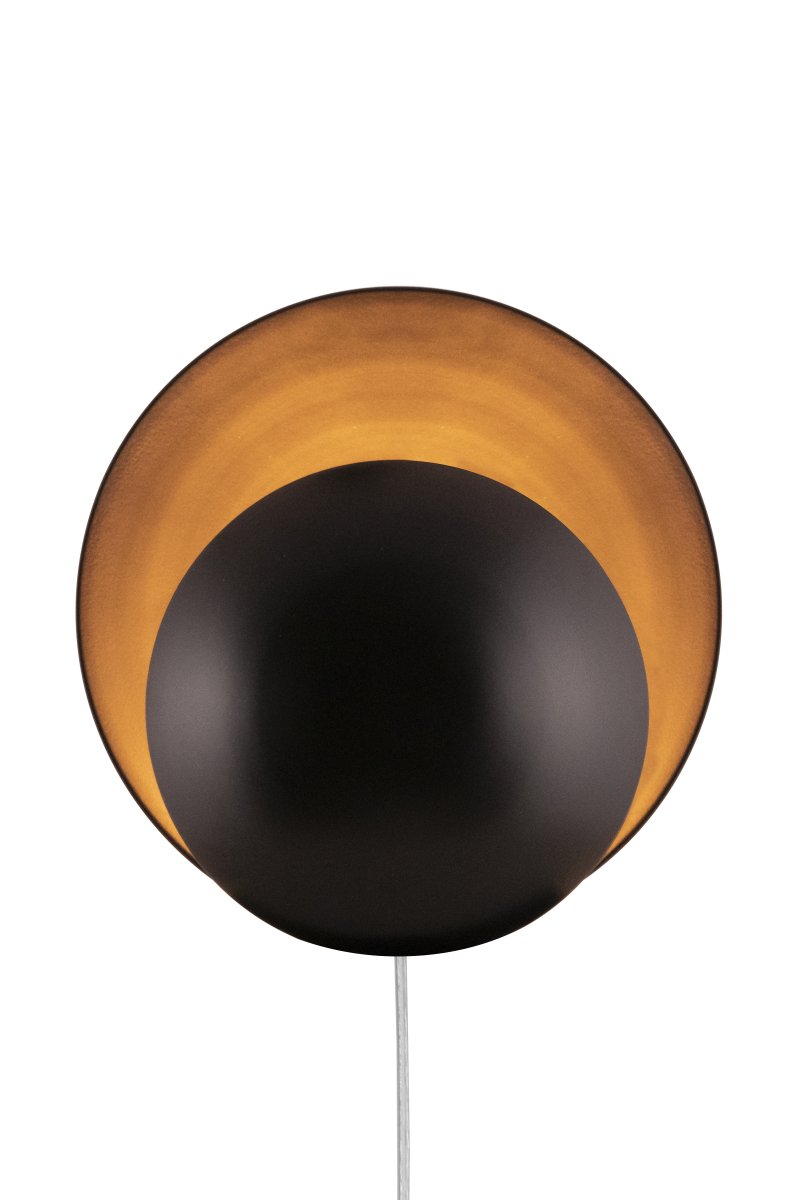 Orbit Ø30 Zwart wandlamp Van Globen Lighting - Orbit is gemaakt van metaal en creëert een zacht licht dankzij de lichtbron die tussen de kappen verborgen zit.