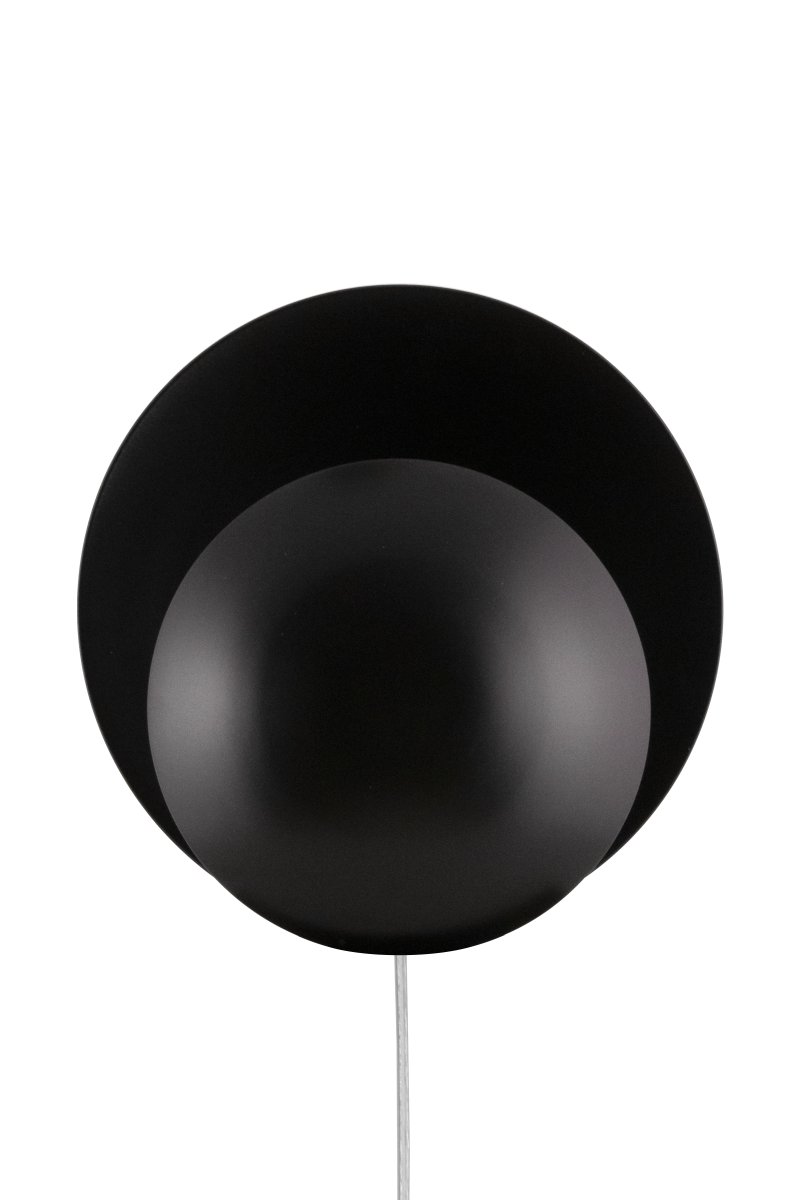 Orbit Ø30 Zwart wandlamp Van Globen Lighting - Orbit is gemaakt van metaal en creëert een zacht licht dankzij de lichtbron die tussen de kappen verborgen zit.