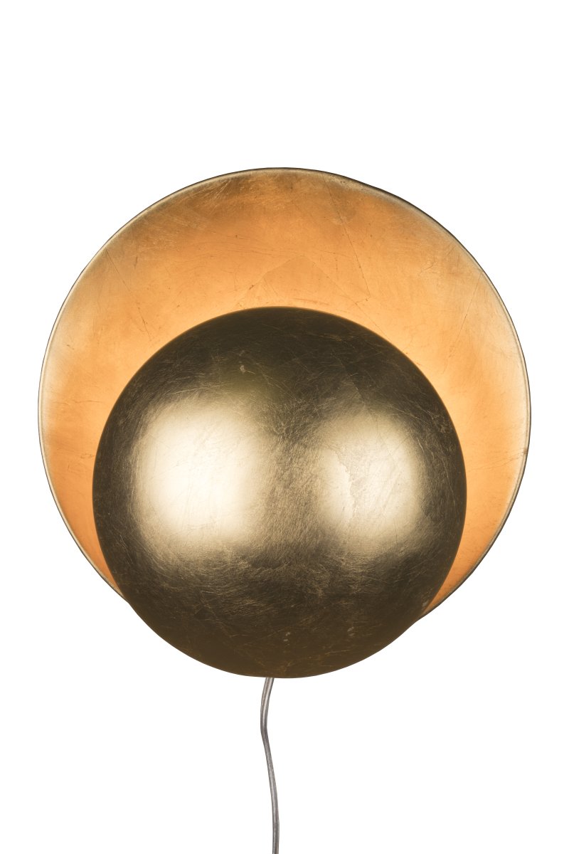 Orbit Ø30 Messing wandlamp Van Globen Lighting - Orbit is gemaakt van metaal en creëert een zacht licht dankzij de lichtbron die tussen de kappen verborgen zit.