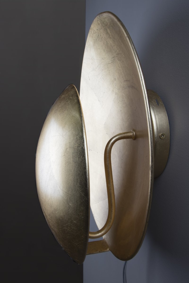 Orbit Ø30 Messing wandlamp Van Globen Lighting - Orbit is gemaakt van metaal en creëert een zacht licht dankzij de lichtbron die tussen de kappen verborgen zit.