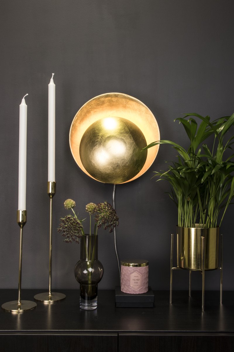 Orbit Ø30 Messing wandlamp Van Globen Lighting - Orbit is gemaakt van metaal en creëert een zacht licht dankzij de lichtbron die tussen de kappen verborgen zit.