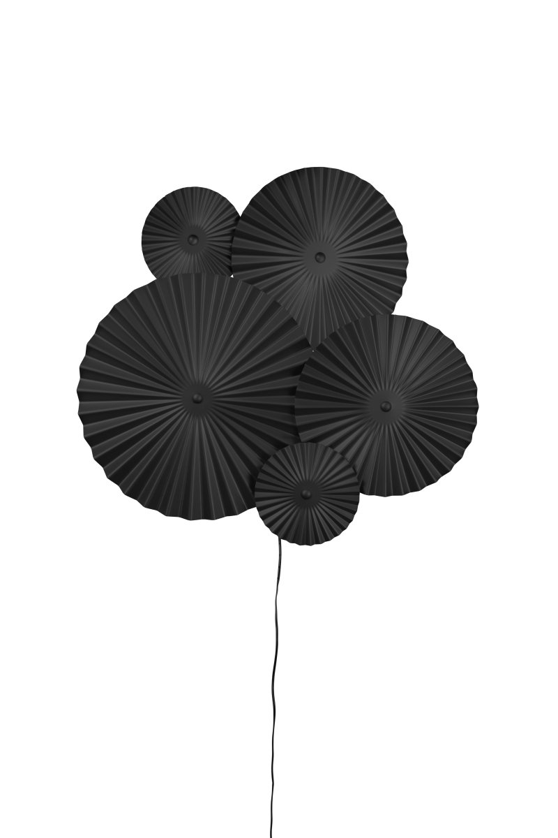 Omega 70cm Zwart wandlamp Van Globen Lighting - Omega is een tweedelige wandlamp met drie onderling verbonden platen met verlichting erachter en twee extra onderling verbonden platen die je overal kunt plaatsen.