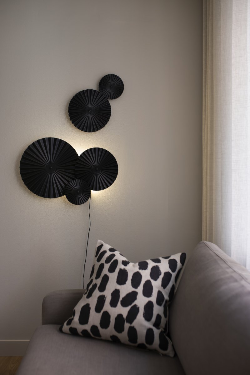 Omega 70cm Zwart wandlamp Van Globen Lighting - Omega is een tweedelige wandlamp met drie onderling verbonden platen met verlichting erachter en twee extra onderling verbonden platen die je overal kunt plaatsen.