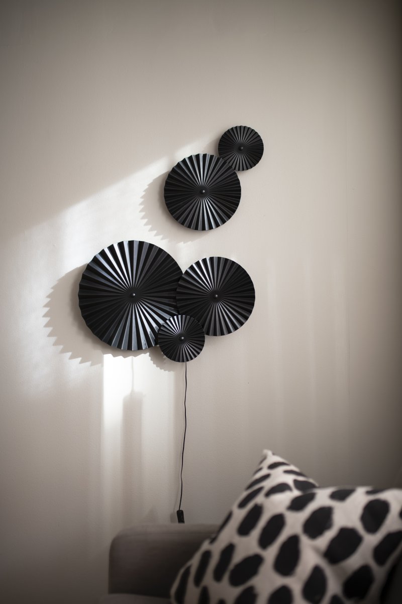 Omega 70cm Zwart wandlamp Van Globen Lighting - Omega is een tweedelige wandlamp met drie onderling verbonden platen met verlichting erachter en twee extra onderling verbonden platen die je overal kunt plaatsen.