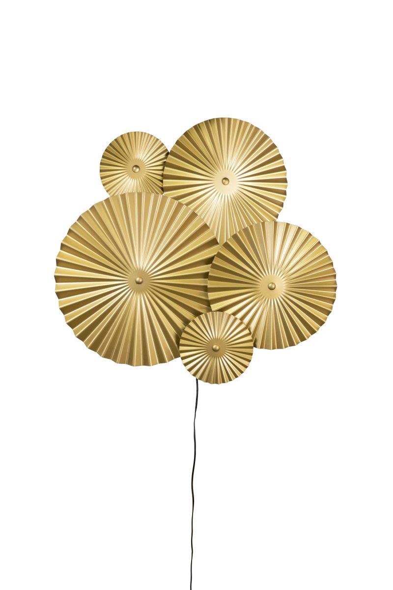 Omega 70cm Goud wandlamp Van Globen Lighting - Omega is een tweedelige wandlamp met drie onderling verbonden platen met verlichting erachter en twee extra onderling verbonden platen die je overal kunt plaatsen.