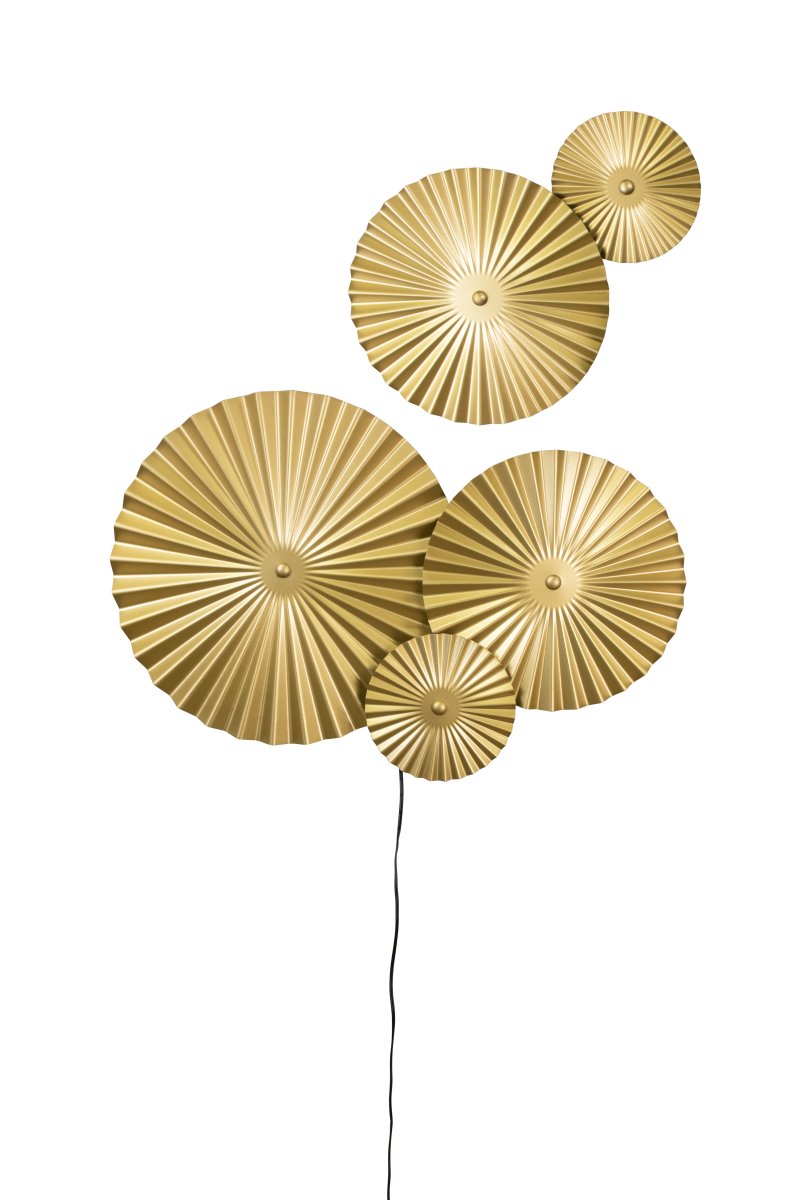 Omega 70cm Goud wandlamp Van Globen Lighting - Omega is een tweedelige wandlamp met drie onderling verbonden platen met verlichting erachter en twee extra onderling verbonden platen die je overal kunt plaatsen.