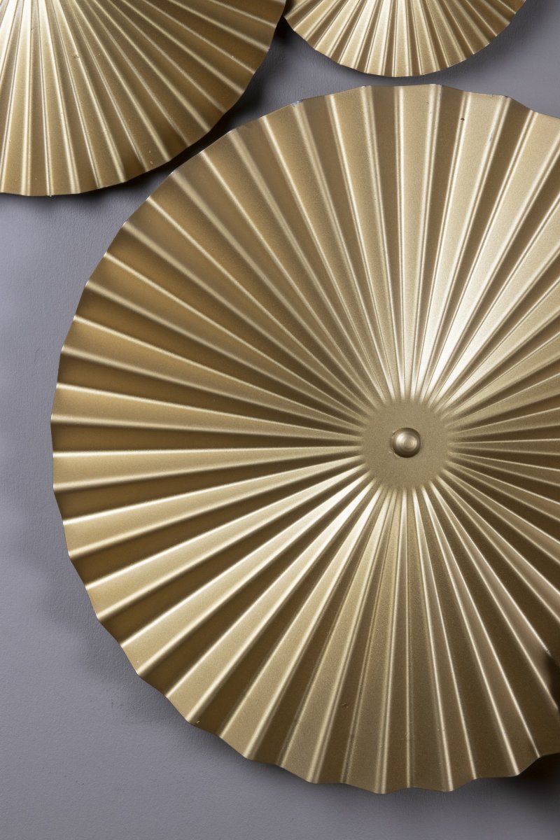 Omega 70cm Goud wandlamp Van Globen Lighting - Omega is een tweedelige wandlamp met drie onderling verbonden platen met verlichting erachter en twee extra onderling verbonden platen die je overal kunt plaatsen.