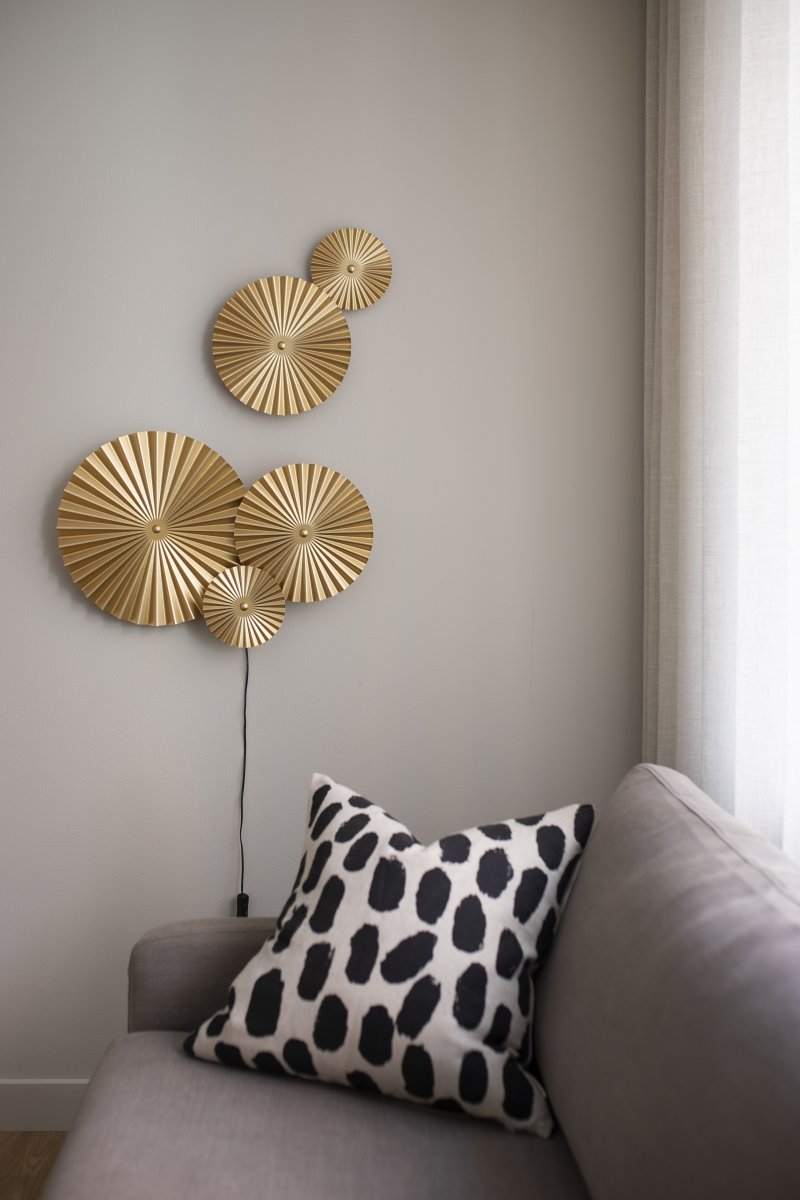 Omega 70cm Goud wandlamp Van Globen Lighting - Omega is een tweedelige wandlamp met drie onderling verbonden platen met verlichting erachter en twee extra onderling verbonden platen die je overal kunt plaatsen.